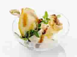 Canape cu para,cascaval Brie,rucolla si nuca 