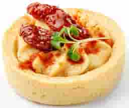 Mini tarta cu hummus si pomodori secchi