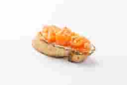 Bruschetta cu somon slab sarat in stil Gravlax si alune