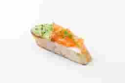Bruschetta cu avocado si somon slab sarat 