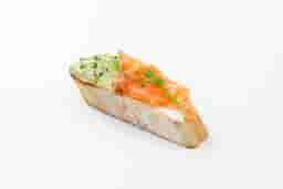 Bruschetta cu avocado si somon slab sarat 